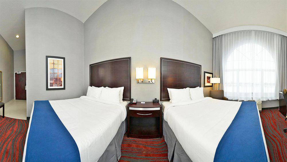 Holiday Inn Express Hotel & Suites Detroit-Utica By Ihg Buitenkant foto