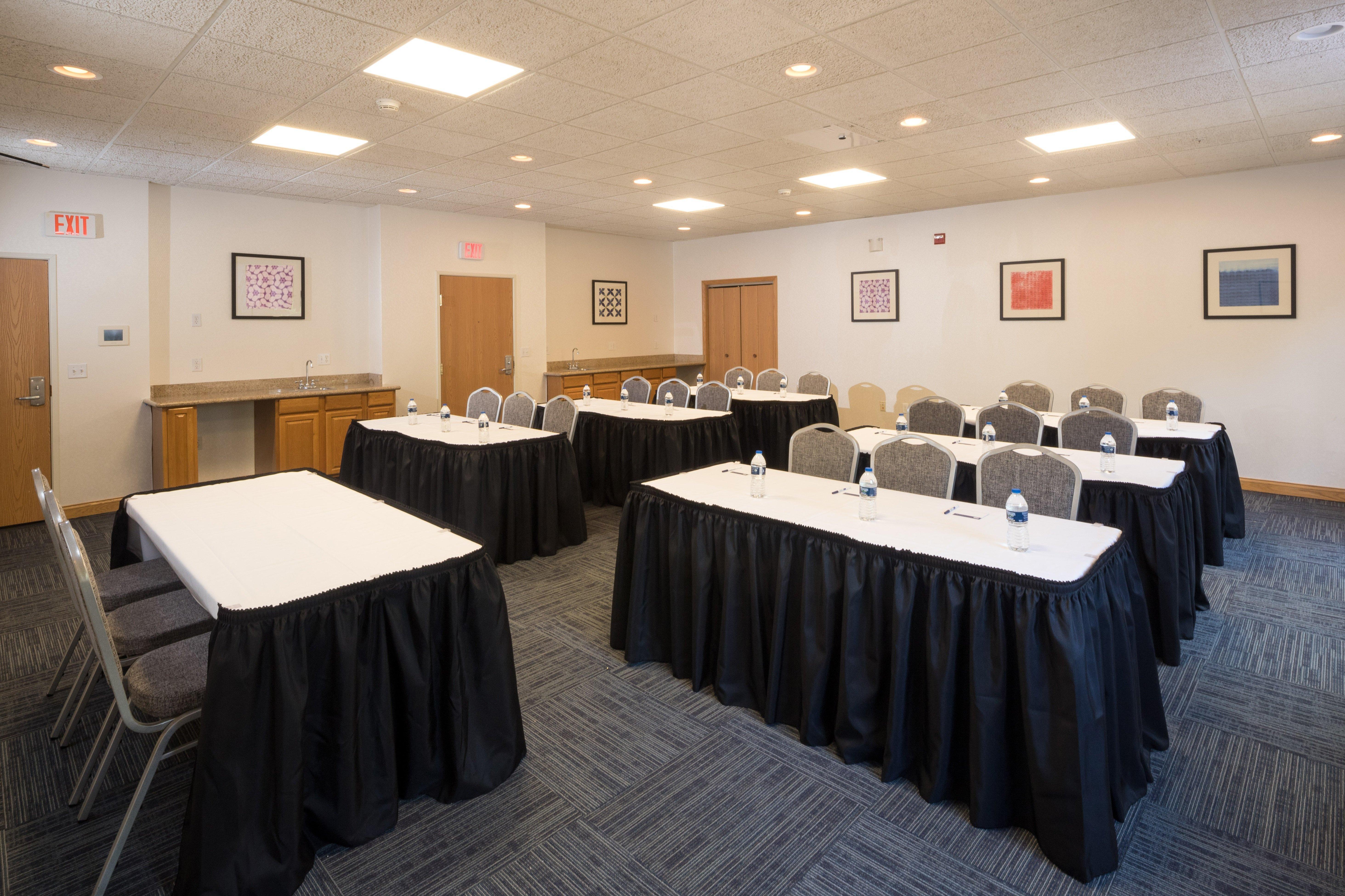 Holiday Inn Express Hotel & Suites Detroit-Utica By Ihg Buitenkant foto