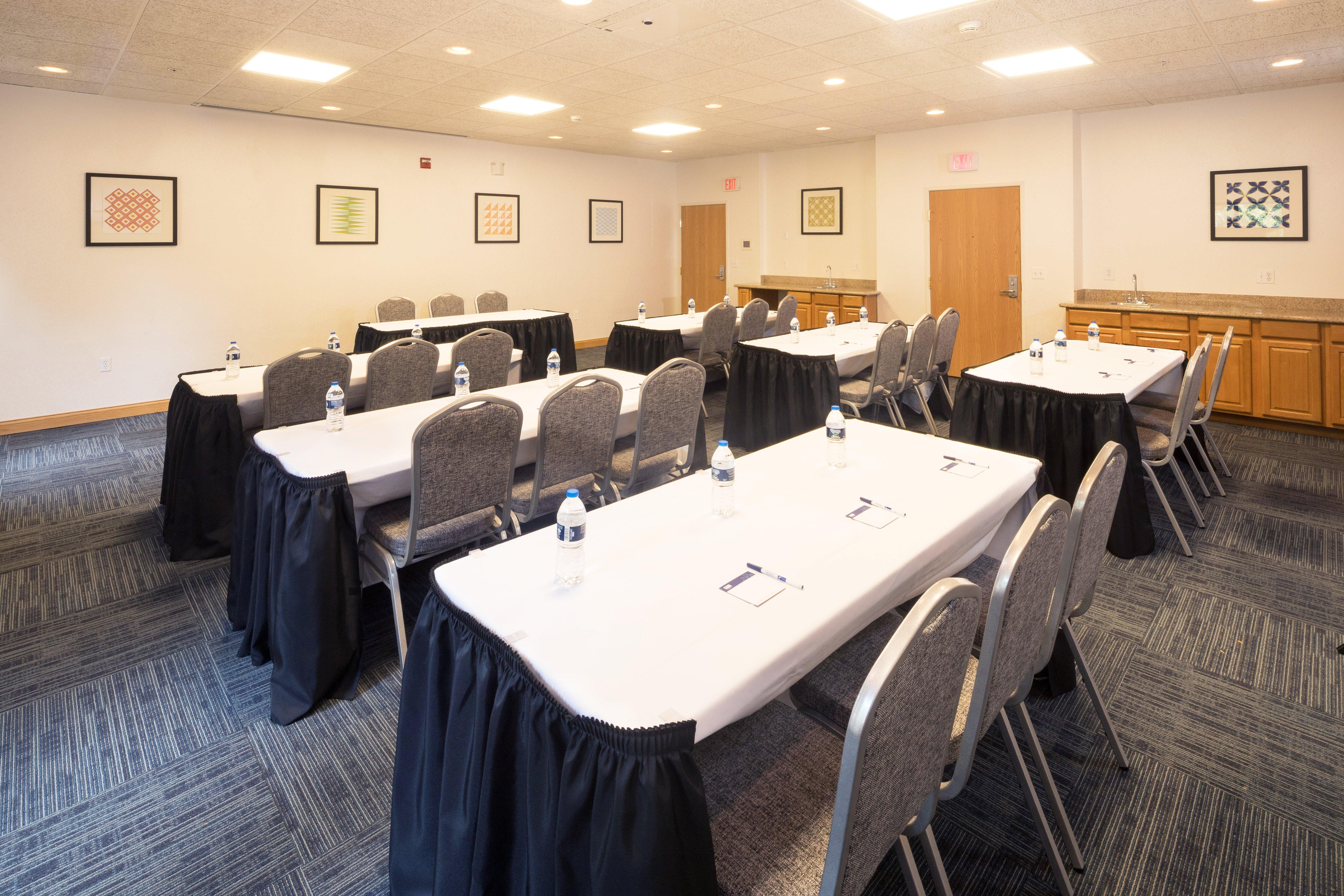 Holiday Inn Express Hotel & Suites Detroit-Utica By Ihg Buitenkant foto