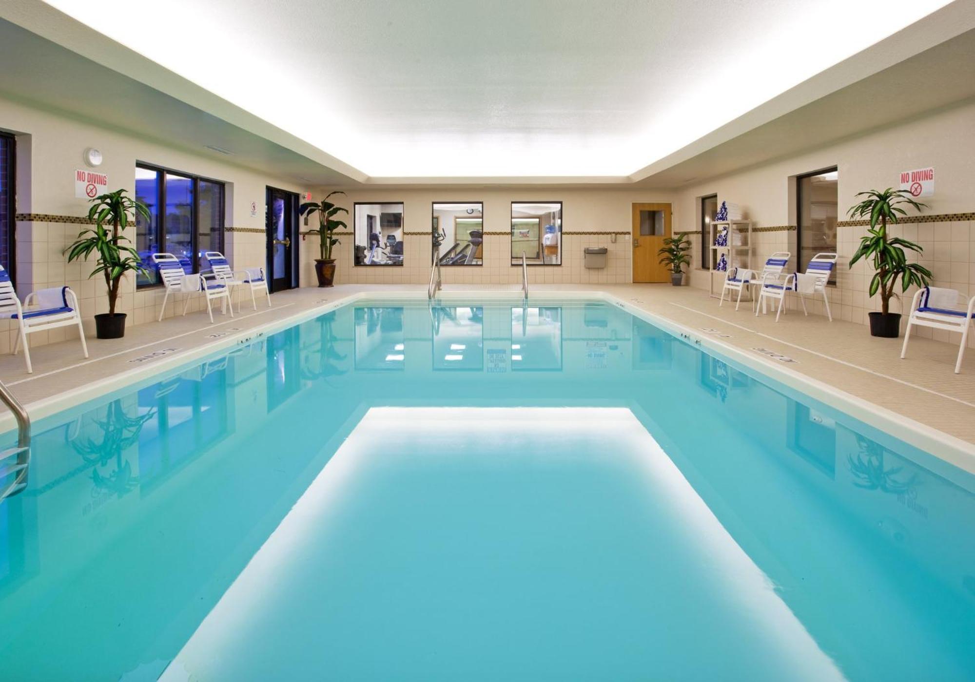 Holiday Inn Express Hotel & Suites Detroit-Utica By Ihg Buitenkant foto