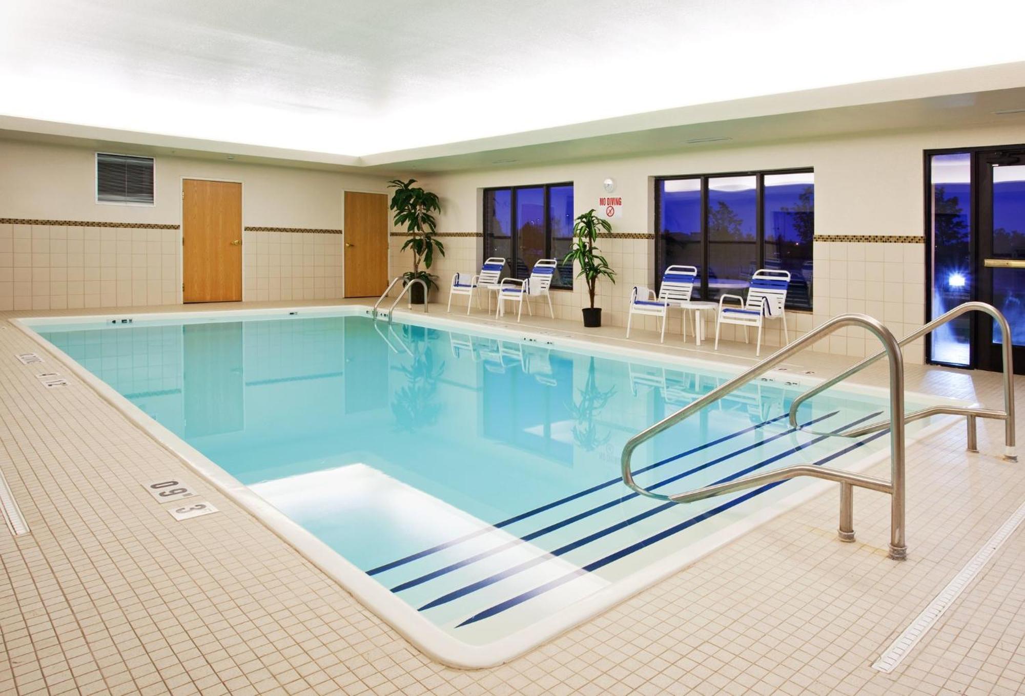 Holiday Inn Express Hotel & Suites Detroit-Utica By Ihg Buitenkant foto