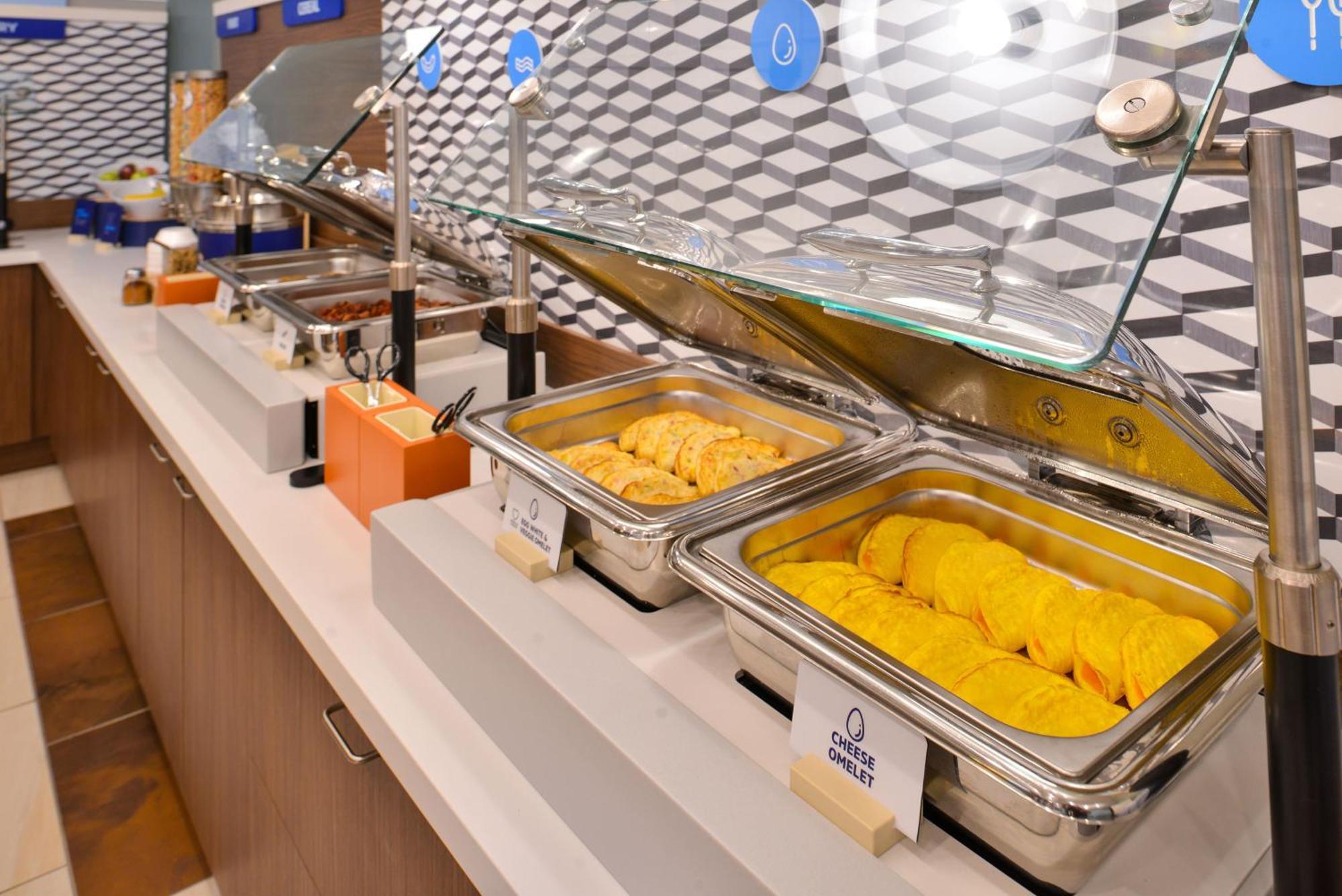 Holiday Inn Express Hotel & Suites Detroit-Utica By Ihg Buitenkant foto