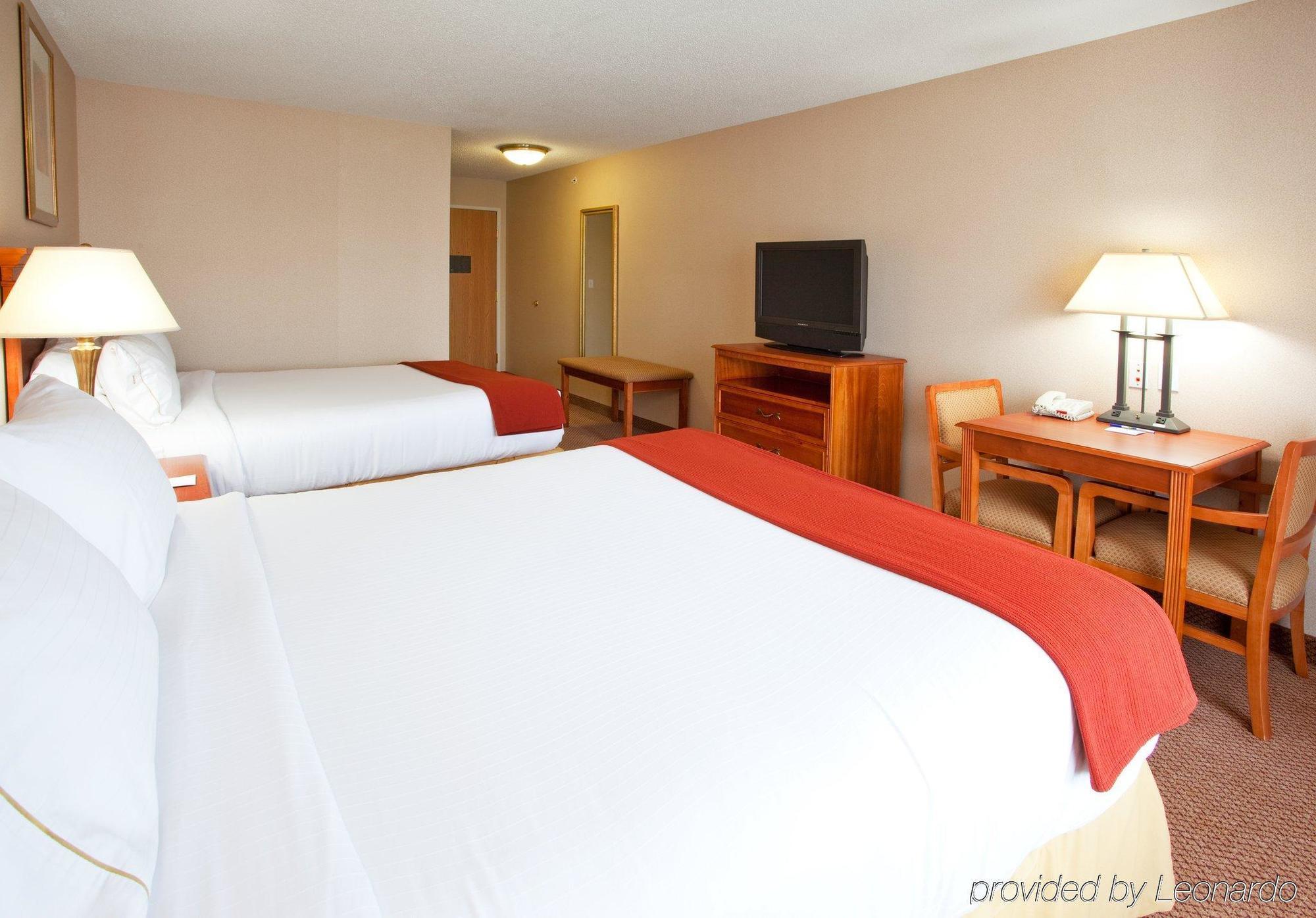 Holiday Inn Express Hotel & Suites Detroit-Utica By Ihg Buitenkant foto