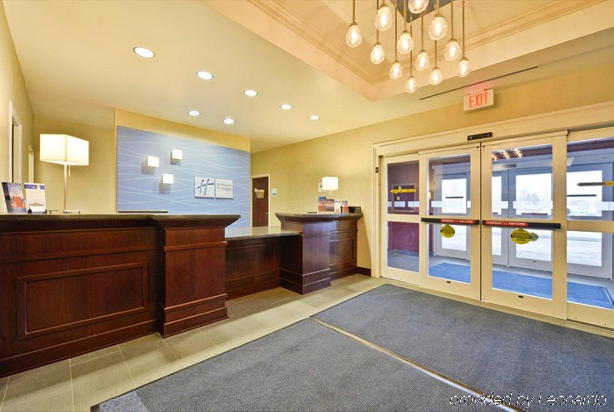 Holiday Inn Express Hotel & Suites Detroit-Utica By Ihg Buitenkant foto