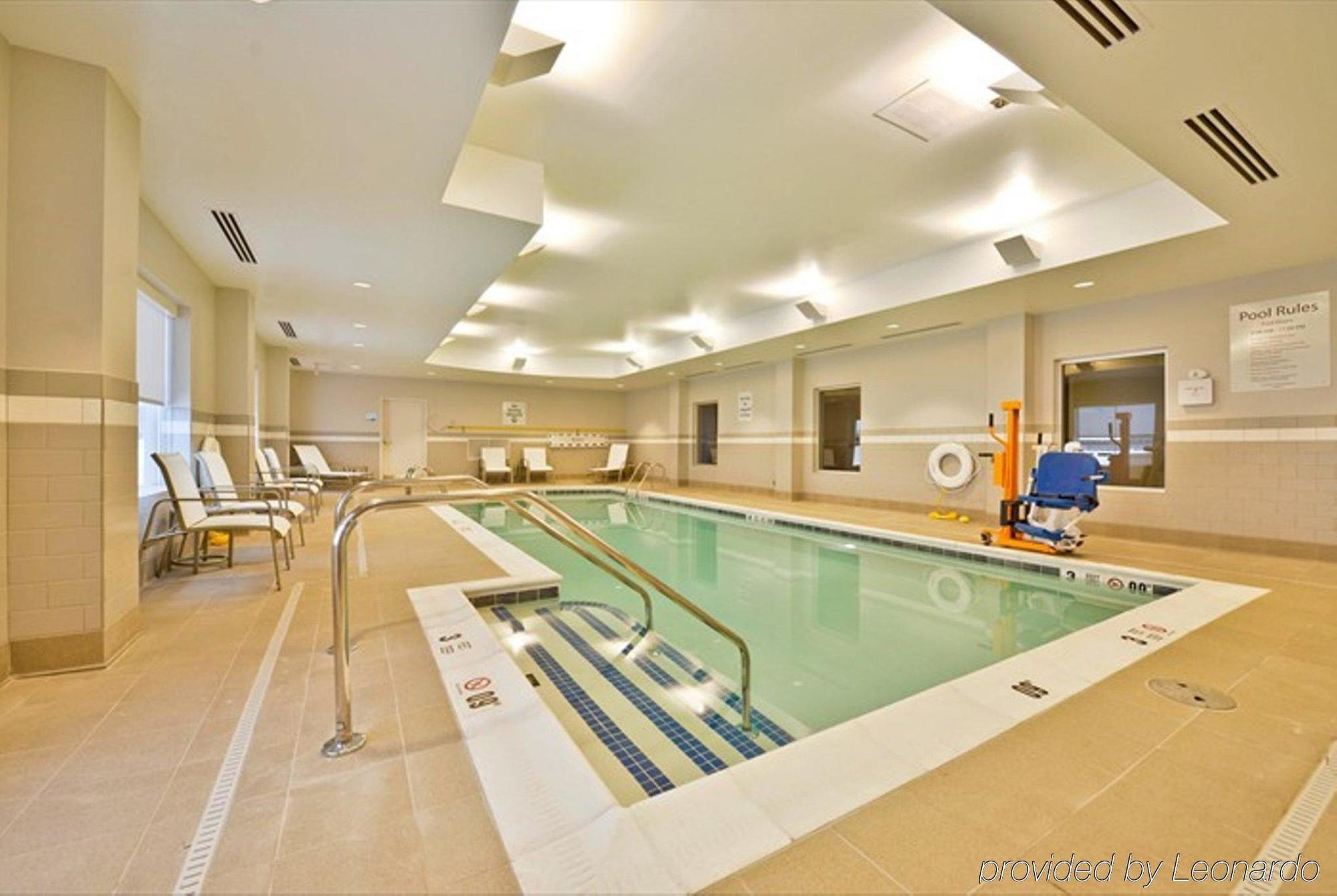 Holiday Inn Express Hotel & Suites Detroit-Utica By Ihg Buitenkant foto
