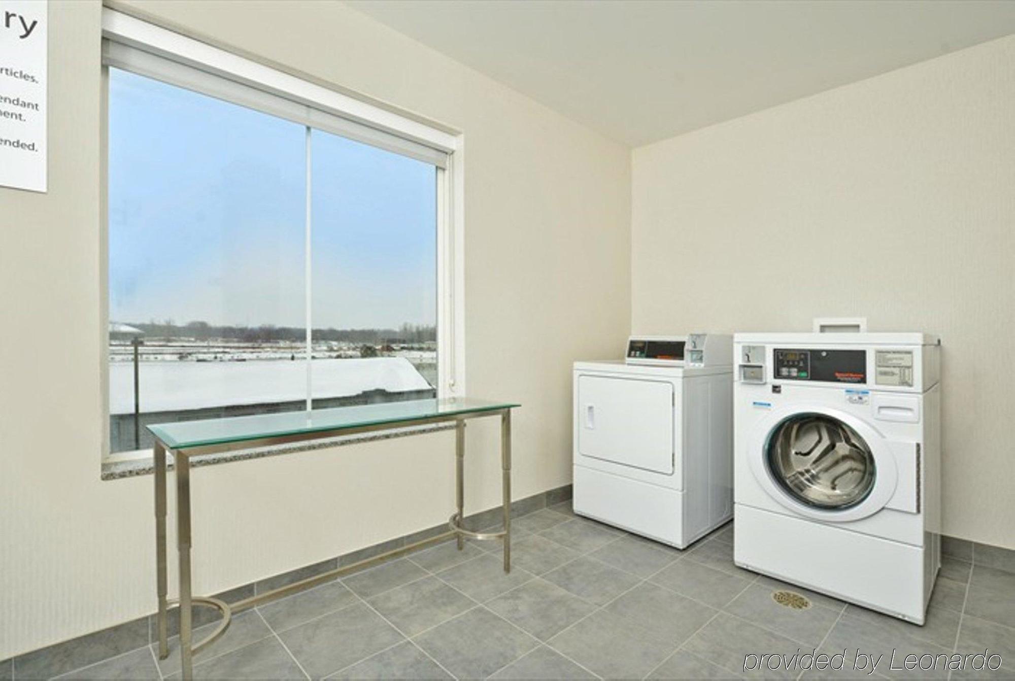 Holiday Inn Express Hotel & Suites Detroit-Utica By Ihg Buitenkant foto