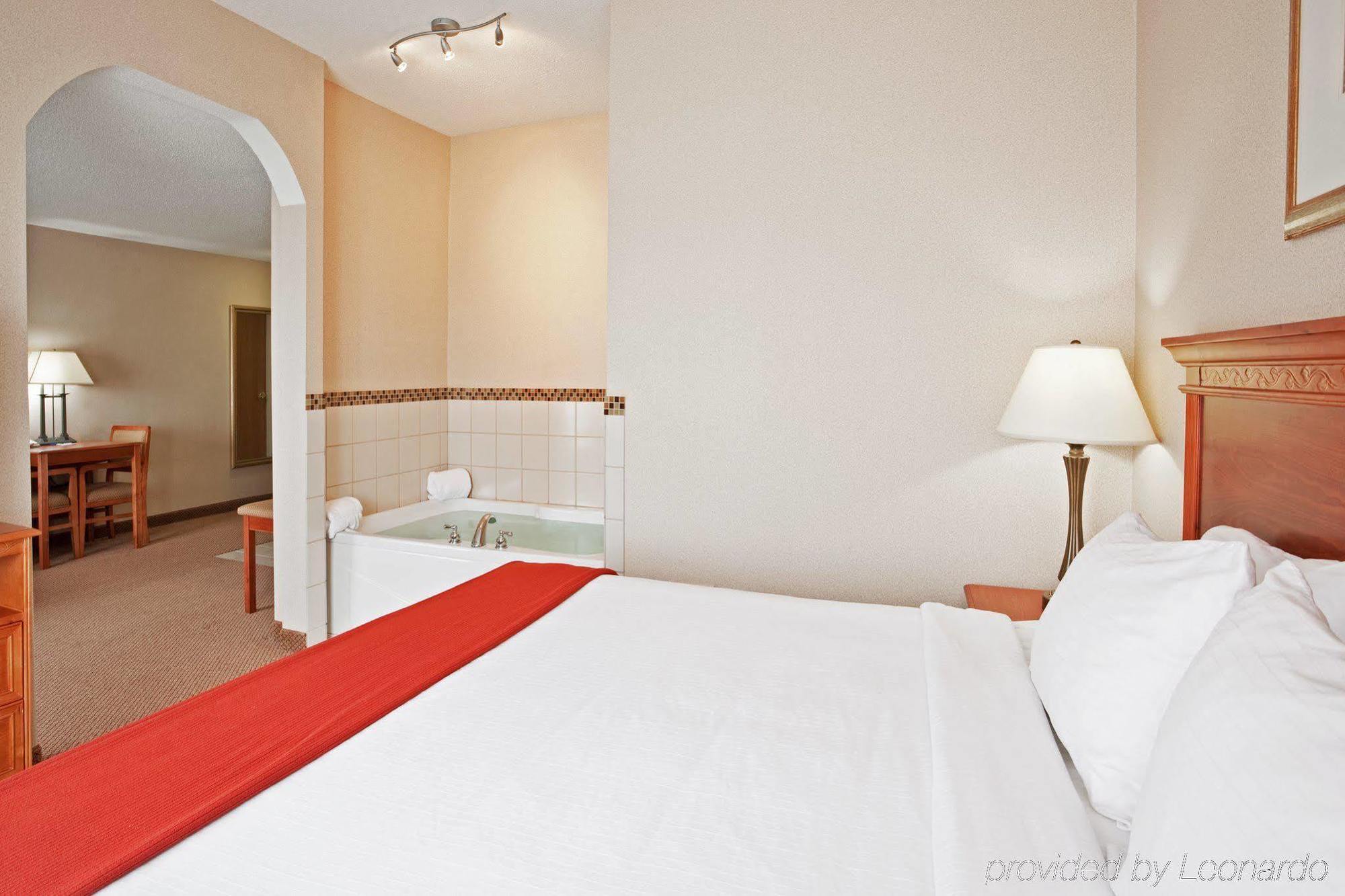 Holiday Inn Express Hotel & Suites Detroit-Utica By Ihg Kamer foto
